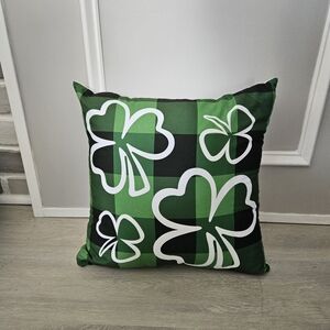 Shamrock pillow great condition 18x18